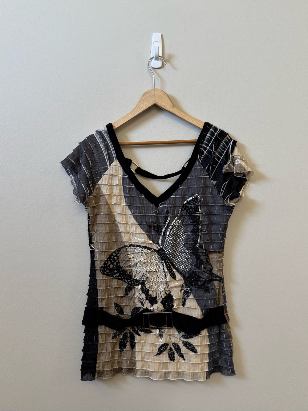 Frank Lyman designs Y2K black & tan ruffle butterfly short sleeve scoop back top